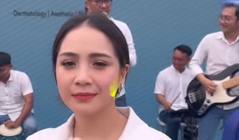 Ada juga yang menyebut jika penampilan Nagita masih seperti gadis. Padahal seperti diketahui, Nagita sudah memiliki dua anak yakni Rafathar dan Rayyanza. <br>