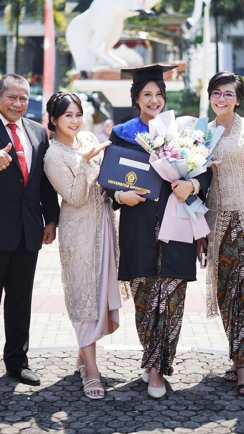 Dari pernikahan keduanya, diketahui lahir dua putri cantik. Putri sulung diberi nama Nesya, sementara sang adik yakni bernama Sheyna.