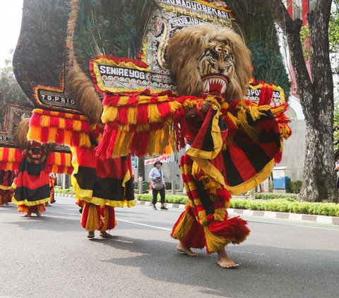 Seniman menampilkan tarian tradisional Reog Ponorogo dalam pawai budaya yang digelar di kawasan Patung Kuda, Jakarta, Minggu (27/8/2023).