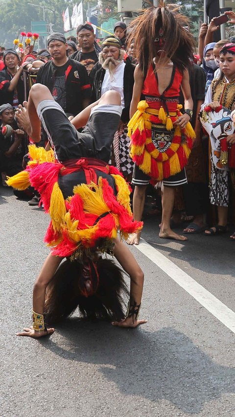 Atraksi Bujang Ganong, salah satu tokoh yang energik dalam tarian itu  memperlihatkan keahlian seni beladirinya saat pawai.