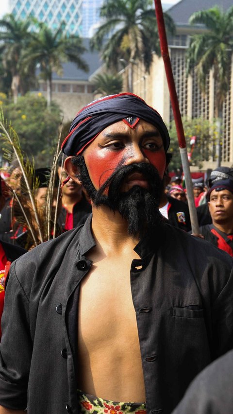 Selain itu, ada Warok yang merupakan karakter warga Ponorogo. Dalam Reog Ponorogo, warok adalah peraga dari kesenian reog yang tak dapat terpisahkan.