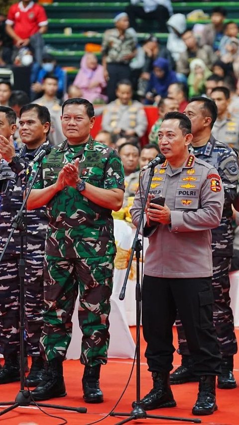 Nonton Wayang Kulit Bareng Kapolri, Penampilan Kece Panglima TNI Pakai Blangkon Curi Perhatian