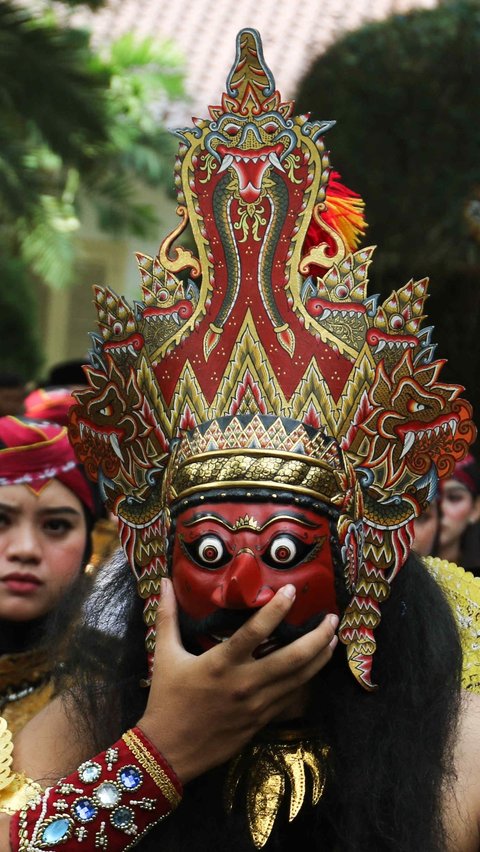 Selain itu ada Klono Sewandono adalah penari menggambarkan sosok raja dari kerajaan Bantarangin yang merupakan bagian dari seni Reog Ponorogo.