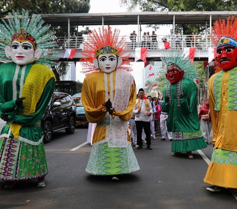 Kehadiran ondel-ondel juga menyemarakan Pawai Budaya Reog Ponorogo di kawasan Patung Kuda, Jakarta menjadi lebih berwarna dan bertambah meriah.