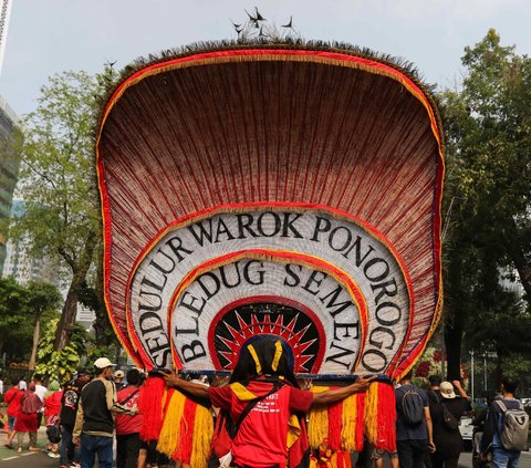 Kemeriahan  pawai budaya saat seniman menampilkan tarian tradisional Reog Ponorogo di kawasan Patung Kuda, Jakarta, Minggu (27/8/2023).