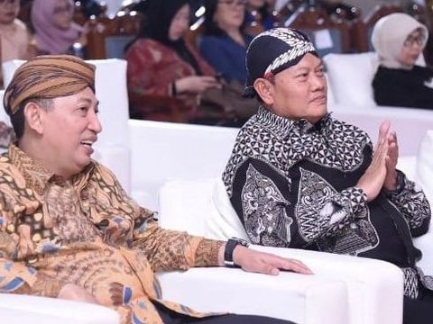 Nonton Wayang Kulit Bareng Kapolri, Penampilan Kece Panglima TNI Pakai Blangkon Curi Perhatian