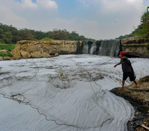 Kali Cileungsi yang merupakan hulu Kali Bekasi ini keadaannya kini telah tercemar oleh limbah pabrik berbahaya.<br><br>Kondisi kali yang berada di kawasan Angsana, Gunung Putri, Bogor, Minggu (27/08/2023) ini kini terlihat mengkhawatirkan<br>