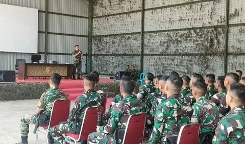Sang jenderal ialah Panglima Divisi Infanteri 1/Kostrad Mayor Jenderal TNI Bobby Rinal Makmun.