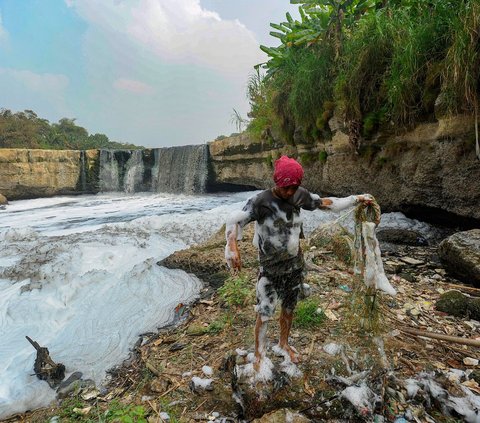 Kondisi ini juga mengakibatkan pasokan air bersih di wilayah Bekasi  yang sumber air utamanya berasal dari Kali Bekasi menjadi terganggu.