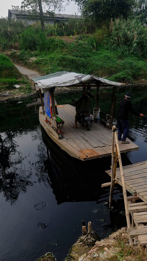 Selain itu, kali Cileungsi yang merupakan hulu Kali Bekasi ini juga difungsikan sebagai jembatan penyeberangan dengan menggunakan jasa perahu eretan.