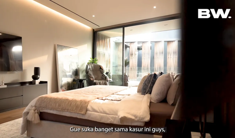  Boy kemudian memperlihatkan bagian kamar pribadinya. Kamar ini menjadi tempat Boy beristirahat. Di bagian kamar identik dengan material kayu. 