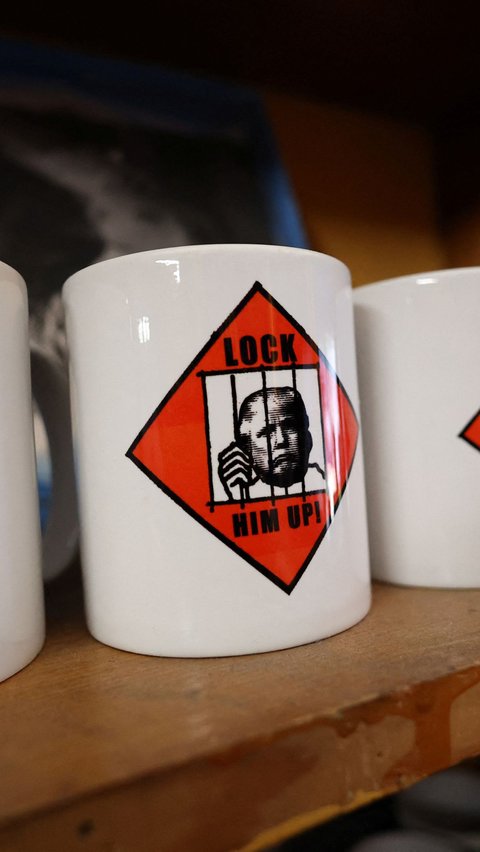 Begitu juga dengan mug ini, foto yang dicetak pun sama seperti kaos sebelumnya.