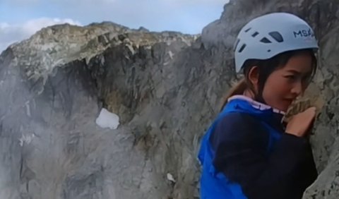 Potret Natasha Wilona saat panjat tebing di Whistler Mountain atau Gunung Whistler. Ini merupakan pengalaman pertama Natasha Wilona panjat tebing. 