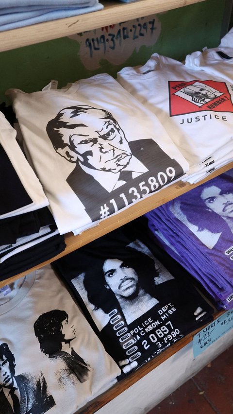 Kaos bergambar wajah Donald Trump dipajang di sebuah etalase toko saat dijual.