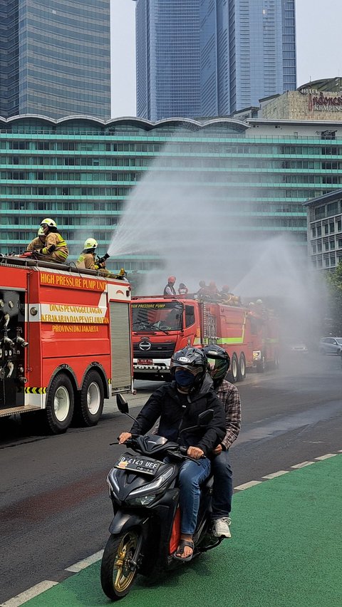 Petugas Gabungan Kembali Semprot Air ke Jalan Kurangi Polusi Udara Jakarta, Reaksi Warga Bikin Ngakak