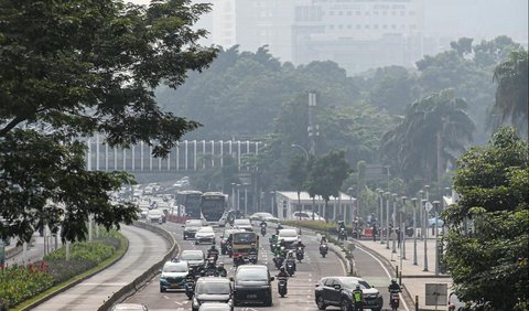Sejumlah petugas gabungan kembali menyemprot jalanan di Jakarta untuk mengurangi polusi udara pada Minggu (27/8).