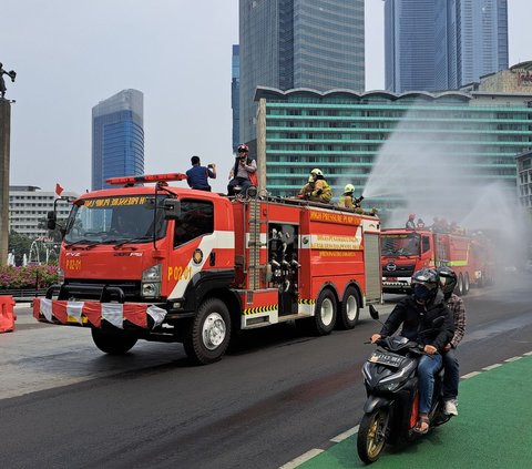 Petugas Gabungan Kembali Semprot Air ke Jalan Kurangi Polusi Udara Jakarta, Reaksi Warga Bikin Ngakak