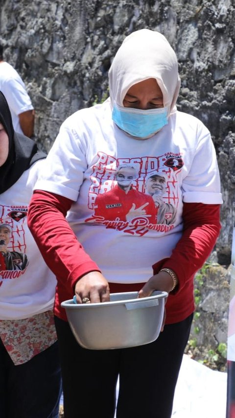 Serunya Relawan Ganjar Bikin Roti Mantao Khas Pare Pare