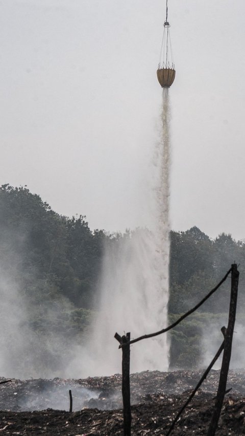 Saat ini proses pemadaman masih difokuskan melalui jalur udara dengan mengerahkan helikopter water boombing dari BNPB.