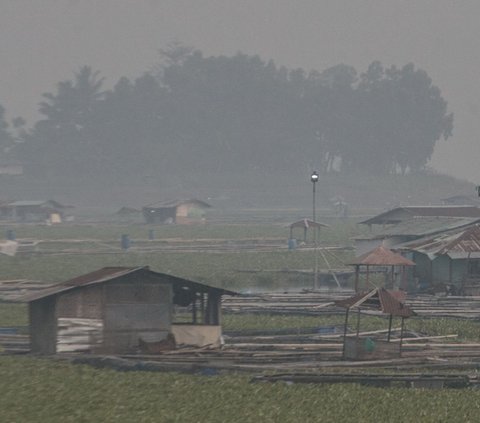 Meski kobaran api sudah diatas, namun kepulan asap terlihat masih menyelimuti area TPA Sarimukti dan sekitarnya.<br><br>Kondisi ini tentu sangat mengganggu jarak pandang hingga kesehatan warga yang berada di sekitar lokasi kebakaran.<br>