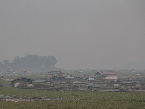 FOTO: Hingga Hari ke-9, Helikopter Water Booming BNPB Terus Kerja Maraton Atasi Asap Kebakaran Gunung Sampah di TPA Sarimukti Bandung
