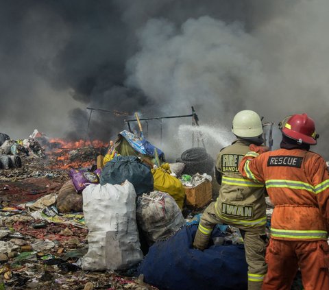 Momen petugas pemadam saat berjuang melakukan pemadaman pada (24/8/2023) lalu saat Pemkab Bandung Barat  menetapkan musibah kebakaran TPA Sarimukti sebagai keadaan darurat bencana yang perlu mendapat penanganan khusus.
