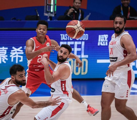 Pebasket Kanada, Trae Bell-haynes (kedua kiri) berusaha mengumpan bola melewati beberapa pebasket Lebanon. <br><br>Timnas basket Kanada yang sejak babak pertama tampil impresif sukses membuat keunggulan dengan mengalahkan Lebanon sejak awal.