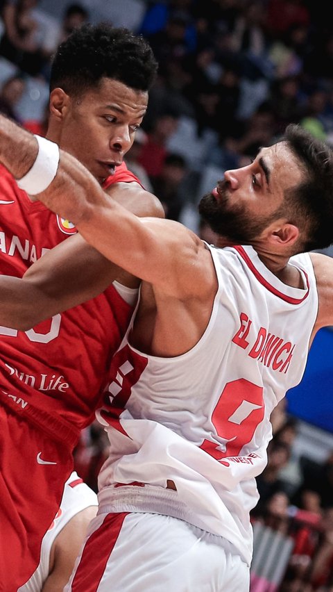 Momen sengit saat pebasket Kanada, Trae Bell-haynes (kiri) terlibat perebutan bola dengan pebasket Lebanon, Sergio El-Darwich.