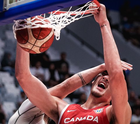 Reaksi pebasket Kanada, Zach Edey (kanan) saat melakukan slam dunk saat mendapat tekanan dari pebasket Lebanon, Hayk Gyokchyan pada laga kedua Grup H Piala Dunia FIBA 2023 di Indonesia Arena, Senayan, Jakarta, Minggu (27/08/2023).