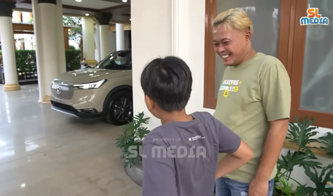 Sule meminta salah satu pegawainya untuk memanggil Ferdy. Ferdy kemudian keluar dari kamarnya dan langsung menemui sang ayah. Ferdy tampak tersenyum melihat sebuah mobil terparkir.