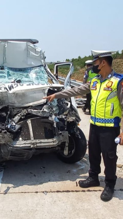 Mobil Jenazah Ringsek usai Tabrak Truk di Tol Semarang-Batang, Satu Orang Tewas 
