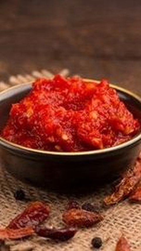 Siapa yang tak suka sambal? Sambal menjadi sajian yang tidak bisa lepas dari masyarakat Indonesia. Meski cita rasanya pedas, tapi justru pedasnya itu yang membuat ketagihan. Rasanya ada yang kurang jika dalam piring makan tidak ada sambalnya.