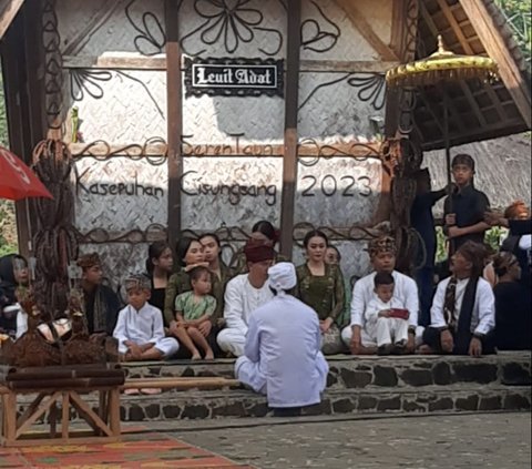 Masyarakat adat Cisungsang menggelar ritual tahunan perayaan Seren Taun, Minggu (27/8). Seren Taun merupakan ritual menyimpan padi di lumbung pada musim panen.