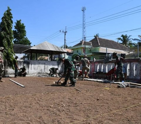 Tentara Amerika Serikat Mendadak jadi 'Kuli' Bangunan di SD Jatim, Ngaduk Semen Hingga Bawa Bata jadi Sorotan