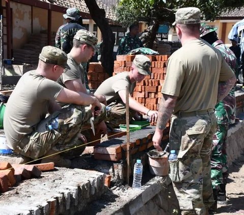 Tentara Amerika Serikat Mendadak jadi 'Kuli' Bangunan di SD Jatim, Ngaduk Semen Hingga Bawa Bata jadi Sorotan