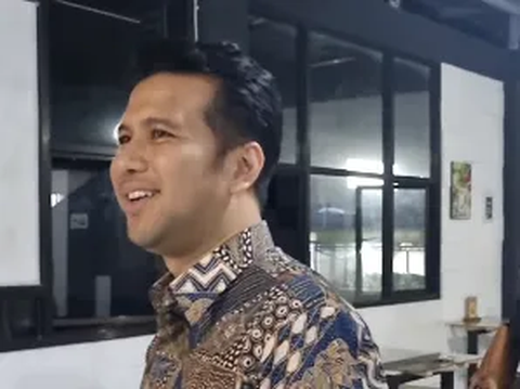 Sementara itu, Emil nampak meminta mi buatan sang pemilik warung agar cita rasanya tak diubah.