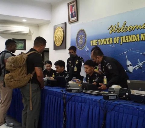 Sebelum bergerak ke daerah latihan, mereka diperiksa kelengkapan dokumen serta barang bawaan sesuai prosedur keimigrasian Indonesia oleh petugas Bea dan Cukai Bandara Juanda, Surabaya.