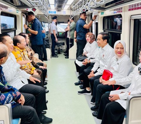 Didampingi Iriana, Jokowi Kembali Jajal LRT Rute Cibubur