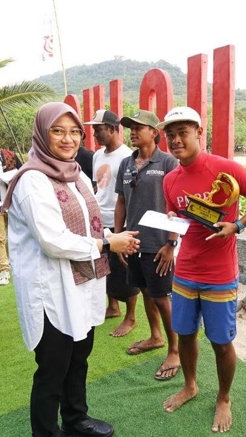 Red Island Gandrung Surf Competition Banyuwangi Diikuti Puluhan Surfer Muda se-Nusantara