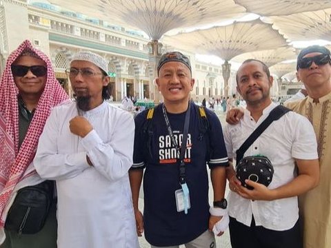 Penampakan Seluruh Personel Pas Band Berpakaian Ihram di Mekkah, Band Cadas Anak Saleh