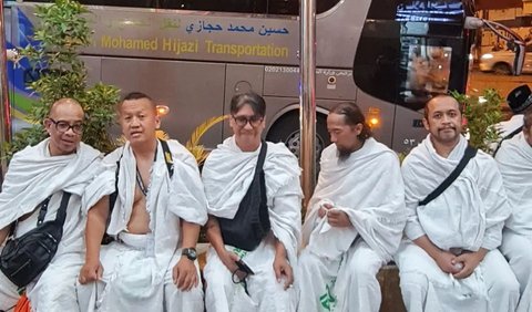 Potret para personel Pas Band saat tiba di Mekkah. Tampak personel Pas Band yakni Yukie, Trisno, Bengbeng, Sandy & Richard mengenakan pakaian ihram. 