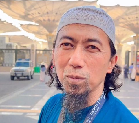 Penampakan Seluruh Personel Pas Band Berpakaian Ihram di Mekkah, Band Cadas Anak Saleh