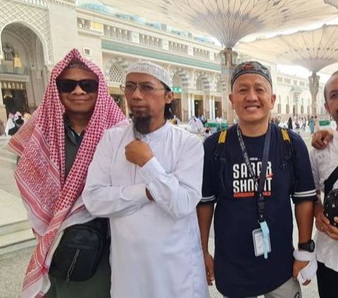 Penampakan Seluruh Personel Pas Band Berpakaian Ihram di Mekkah, Band Cadas Anak Saleh