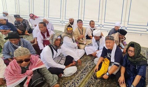 Potret Sandy bersama rekan-rekannya saat berada di Masjid Nabawi. 