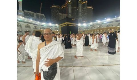 Trisno mengucap syukur rangkaian ibadah umrah berjalan lancar. Tampak Trisno mengabadikan momen dengan latar Ka'bah. 