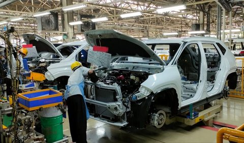 Mobil HEV dan BEV bahu-membahu membangun elektrifikasi di Indonesia. HEV punya potensi ekspor tinggi seperti di kawasan Timur Tengah, lantaran penerapan corporate average fuel economy (CAFE) yang rata-rata 1:10. Jadi, dengan CAFE,  hybrid yang potensial, bukan EV, termasuk pasar ASEAN.  