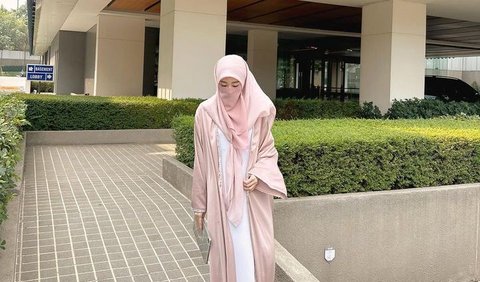 Postingan Larissa Chou langsung banjir komentar dari rekan-rekannya. Mereka ikut bahagia.