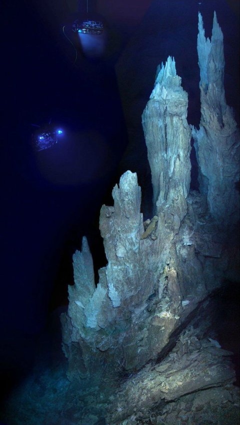 Existence of the 'Lost City' at the Bottom of the Atlantic Ocean
