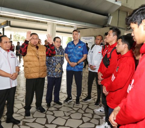 Presiden ke-6 RI Susilo Bambang Yudhoyono (SBY) bersama Ketua Umum Pengurus Pusat PBVSI Imam Sudjarwo menyambut kedatangan tim nasional voli putra Indonesia.