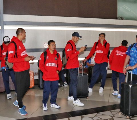 Saat tiba, timnas voli Indonesia keluar kompak dengan mengenakan jaket merah dengan lambang kebesaran timnas yakni burung garuda pada sisi kiri jaket.